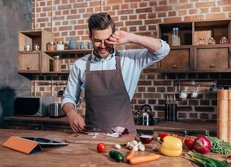 Почему мы плачем, когда режем лук?